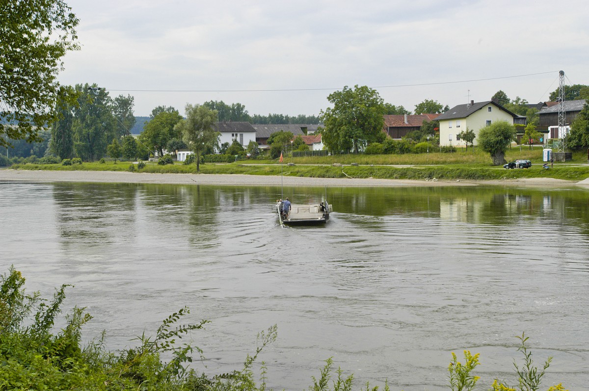 Die kleine Fähre über Donau am Stausacker. Aufnahme: Juli 2008.
