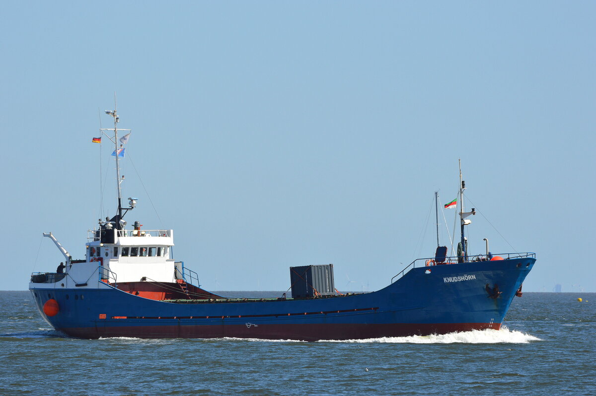 Die KNUDSH�RN ,St�ckgut- und Mehrzweckfrachter, IMO:6825218 Flagge:Deutschland L�nge:44.0m Breite:7.0m Baujahr:1968 Bauwerft:Schiffswerft Schl�mer,Leer Deutschland vor Cuxhaven am 25.06.26