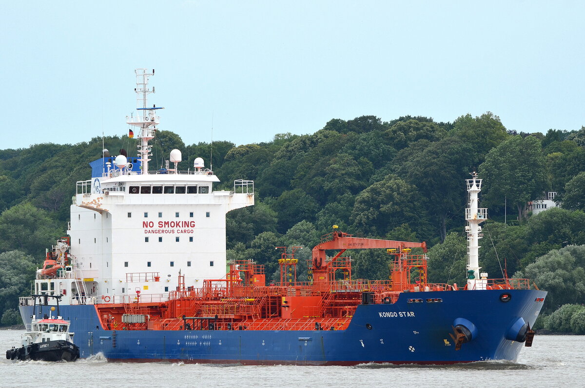 Die KONGO STAR IMO-Nummer:9508823 Flagge:Malta Länge:128.0m Breite:20.0m Baujahr:2010 Bauwerft:21st Century Shipbuilding,Tongyoung Südkorea vom Rüschpark Finkenwerder beim einlaufen nach Hamburg aufgenommen am 06.07.21