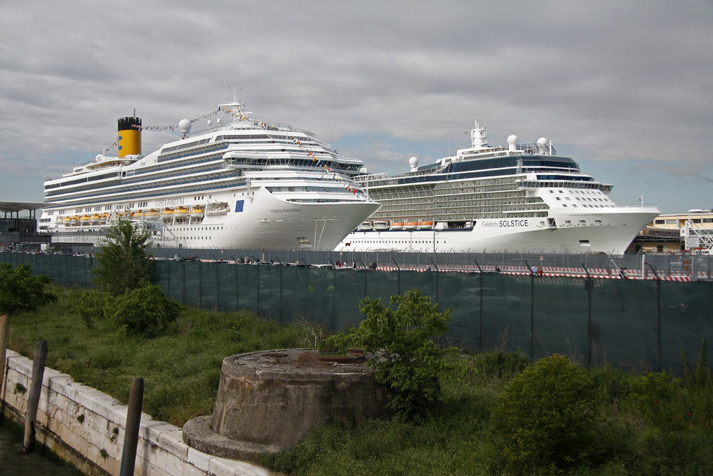 Die Kreuzfahrtriesen Costa Fortuna und Celebrity Solstice am 07.05.2012 im Hafen von Venedig.