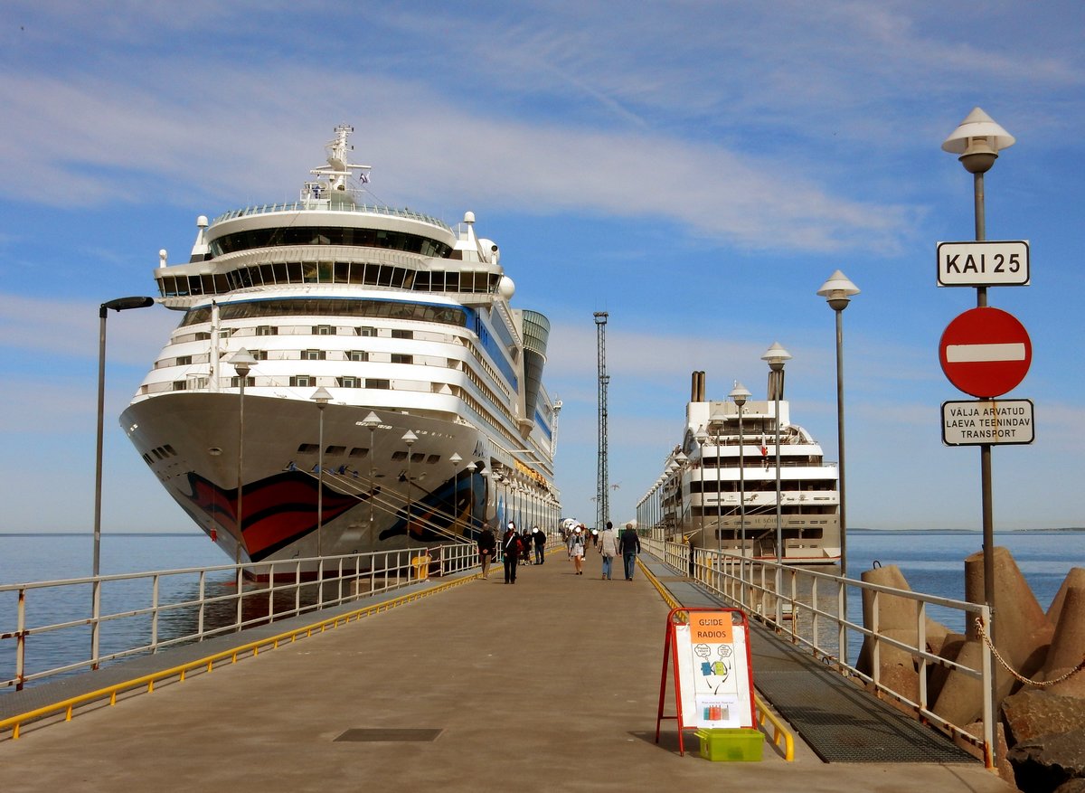 Die Kreuzfahrtschiffe AIDAdiva und Le Soleal am 20.05.18 in Tallinn