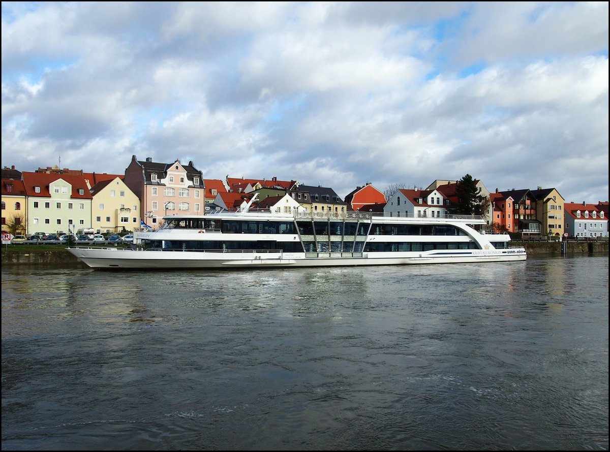 Die Kristallkönigin, Baujahr 2011, Länge 68 m, Breite 11,4 m, T. 1,4 m, 1000 PS, mxax. 13 kn (24km/h), auf der Donau in Regensburg am 14.12.2017