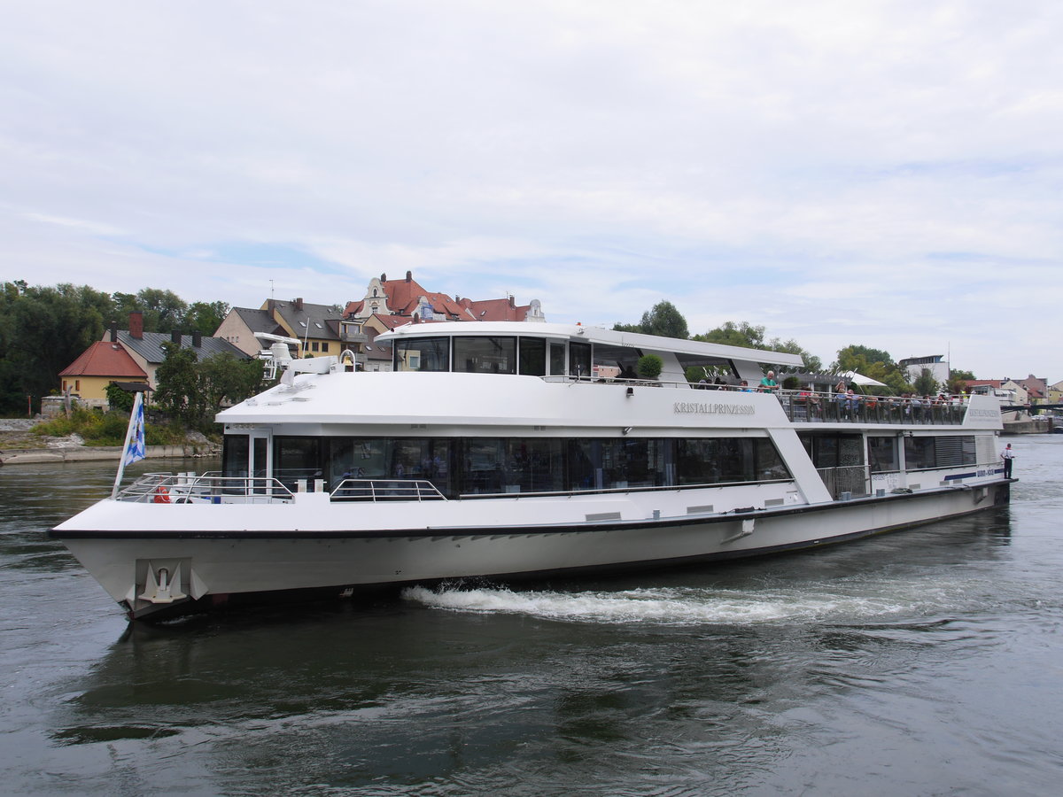 Die KRISTALLPRINZESSIN, Baujahr 2012, Länge 47 m, Breite 11,2 m,  T. 1,4 m, 654 kW (889 PS), mxax. 13 kn (24km/h), betrieben von der Donau-Schifffahrts-Gesellschaft Wurm + Köck, Plätze 290 davon 140 Innenplätze, Im Innenraum (an Lüstern, Treppen, Bar u.a.) befinden sich Kristallelemente der Firma Swarovski - daher der Name; Regensburg, 24.08.2015

