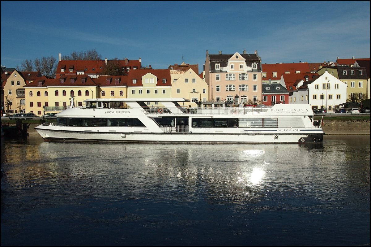 Die KRISTALLPRINZESSIN, Baujahr 2012, Länge 47 m, Breite 11,2 m, T. 1,4 m, 654 kW (889 PS), mxax. 13 kn (24km/h), auf der Donau in Regensburg am 20.12.2019