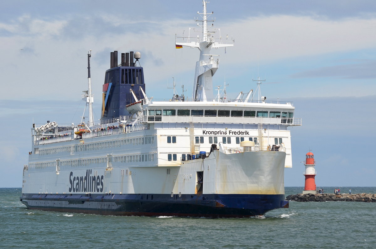 Die Kronprins Frederik IMO-Nummer:7803205 Flagge:Dänemark Länge:153.0m Breite:23.0m Baujahr:1981 Bauwerft:Nakskov SV,Nakskov Dänemark beim einlaufen nach Warnemünde am 09.07.16