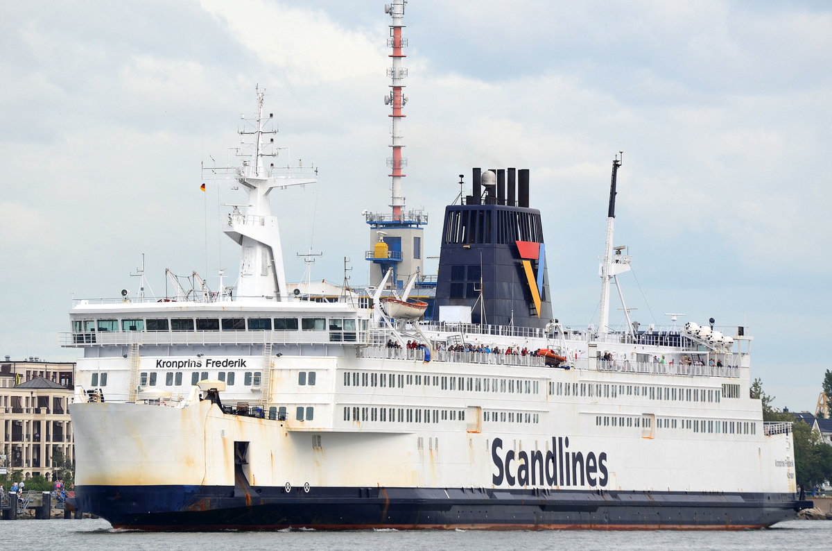 Die Kronprins Frederik IMO-Nummer:7803205 Flagge:Dänemark Länge:153.0m Breite:23.0m Baujahr:1981 Bauwerft:Nakskov SV,Nakskov Dänemark auslaufend aus Warnemünde am 09.07.16