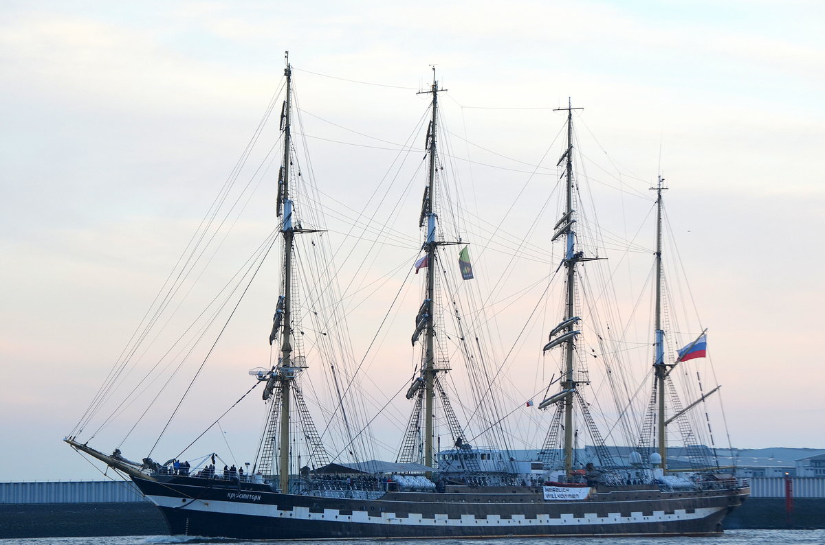 Die Kruzenshtern IMO-Nummer:6822979 Flagge:Russland Länge:114.0m Breite:14.0m Baujahr:1926 Bauwerft:Tecklenborg Schiffswerft&Maschinen,Bremerhaven Deutschland kehrt nach der Auslaufparade zum 828 Hamburger Hafengeburtstag am 07.05.17 noch einmal zurück in den Hafen aufgenommen vom Anleger Teufelsbrück.