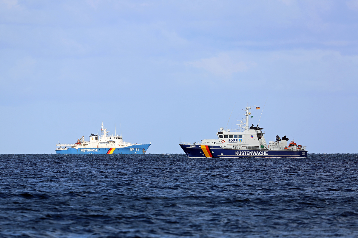 Die Küstenwache mit der BREDSTEDT der Bundespolizei (BP 21 - IMO 8986896) und dem Zollboot RUEGEN auf der Prorer Wiek auf Patrouille. - 28.09.2018
