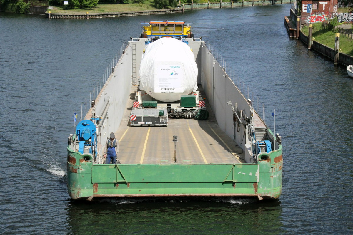 Die Ladung des RoRo-GSL URSUS (04810440 , 64,50 x 9,50m) wurde am 15.05.2020 vom SB RONJA (05802220) nach Rotterdam transportiert. Hier zu sehen kurz nach dem Verlassen der Spree auf der Havel in Berlin-Spandau.