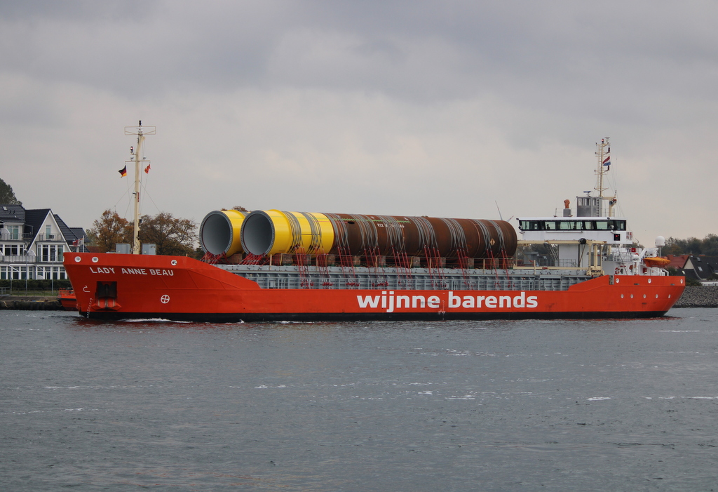 Die LADY ANNE BEAU auf ihrem Seeweg von Rostock-Überseehafen nach Kornwerderzand  beim Auslaufen in Warnemünde.24.10.2020