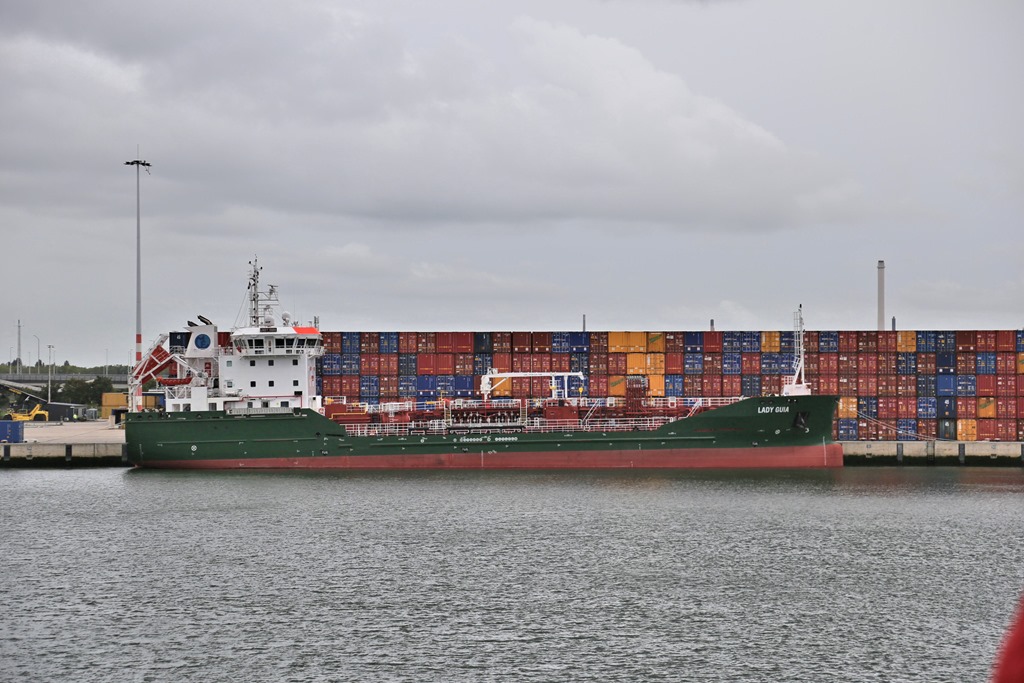Die Lady Guia lag am 5.10.2023 im Hafen Rotterdam. Bei dem Schiff handelt es sich um ein Tankschiff. Es ist ein Küstenmotorschiff für Chemical bzw. Oil Transporte, welches unter italienischer Flagge fährt.