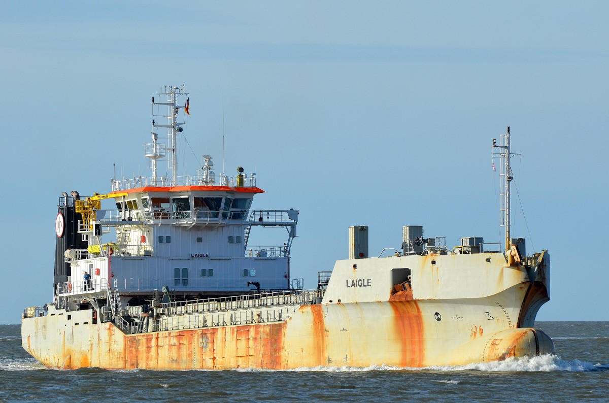 Die L'Aigle IMO-Nummer:9303326 Flagge:Luxemburg Länge:96.0m Breite:19.0m Baujahr:2005 Bauwerft:Xinhe Shipbuilding Heavy Industry,Tianjin China vor der Alten Liebe Cuxhaven am 05.04.15