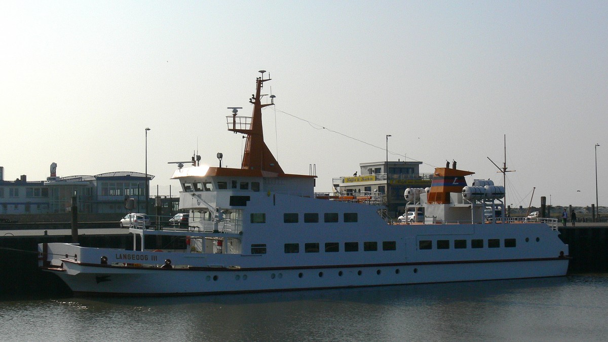 Die Langeoog III am 29.03.2014 im Hafen von Bensersiel ist 46m lang und 10m breit.