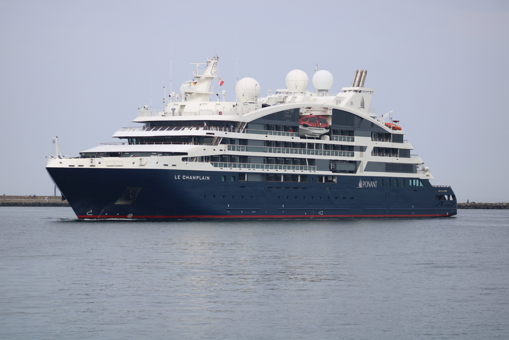 Die Le Champlain von der Reederei Compagnie Du Ponant auf dem Seeweg von Danzig nach Kopenhagen beim Einlaufen in Warnemünde.26.06.2022