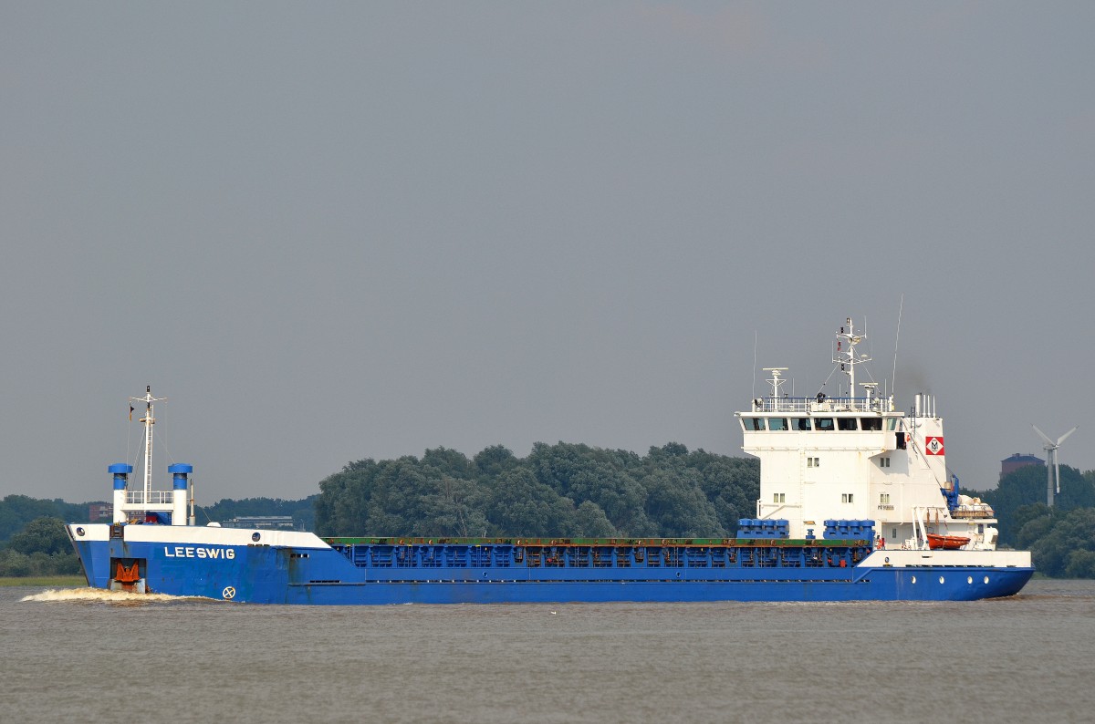 Die Leeswig IMO-Nummer:9139335 Flagge:Antigua und Barbuda Länge:89.0m Breite:14.0m Baujahr:1996 passiert Lühe auf der Elbe am 15.07.14