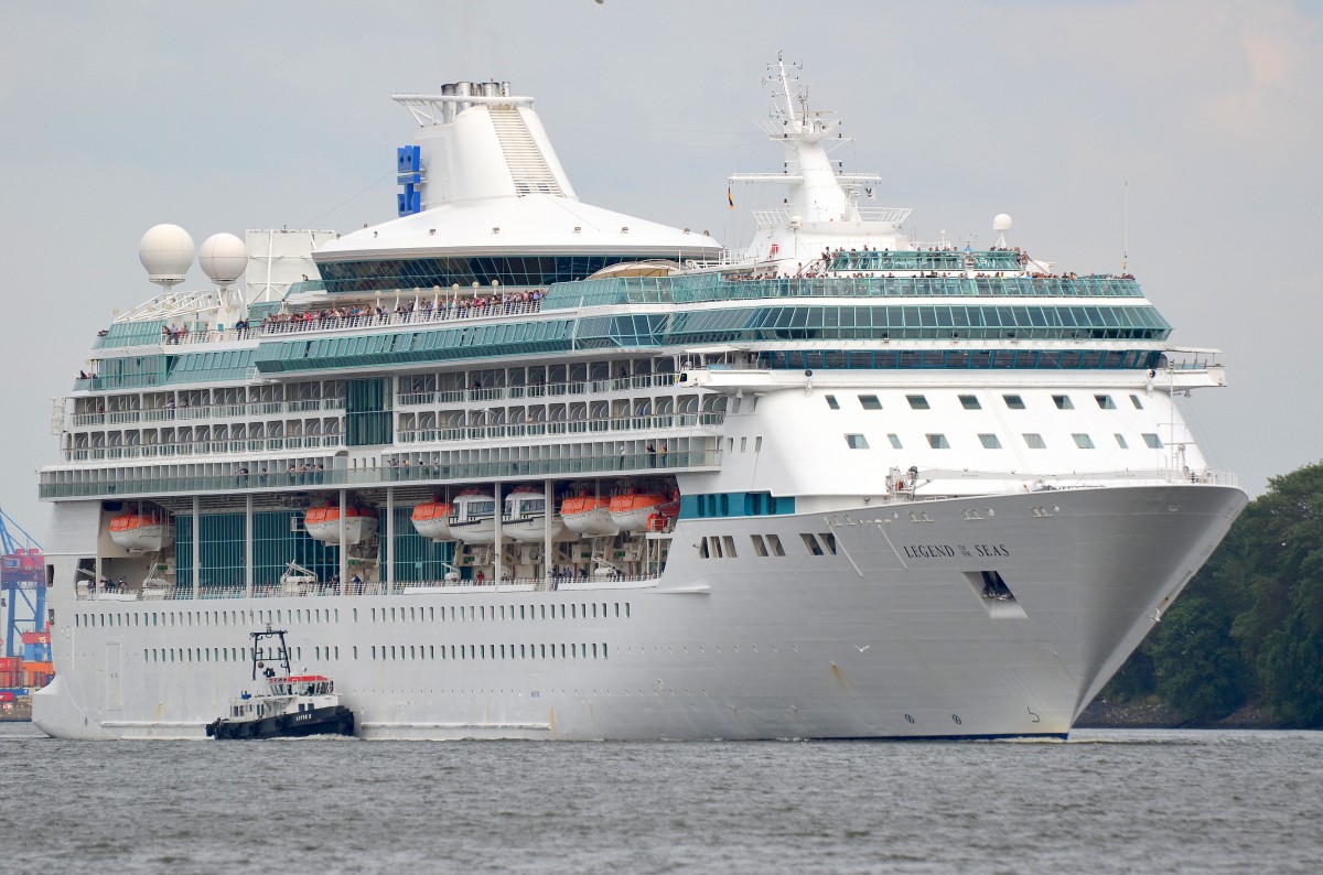 Die Legend Of The Seas IMO-Nummer:9070620 Flagge:Bahamas Länge:264.0m Breite:36.0m Baujahr:1995 Bauwerft:Chantiers De L'atlantique,Nantes Saint Nazaire Frankreich am 10.08.14 auslaufend aus Hamburg vor Teufelsbrück am 10.08.14