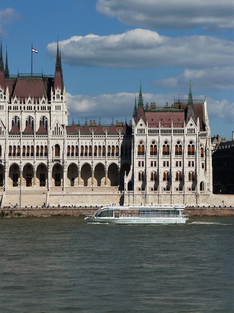 Die Legenda City Cruises  Duna Bella  vor dem Parlament in Budapest, 7.8.16 
