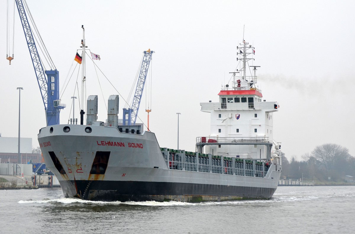 Die Lehmann Sound IMO-Nummer:9155884 Flagge:Antigua und Barbuda Länge:90.0m Breite:13.0m Baujahr:1997 Bauwerft:Bodewes Shipyard,Hoogezand Niederlande an der Eisenbahnhochbrücke Rendsburg im Nord-Ostsee-Kanal aufgenommen am 03.12.14