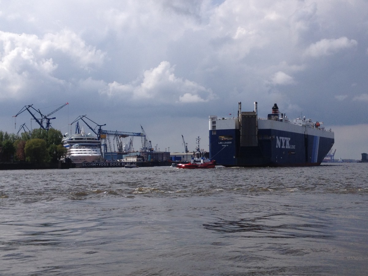 Die Leo Leader beim Auslaufen und eine Aida bei Blohm und Voss,in Hamburg am 1.5.15