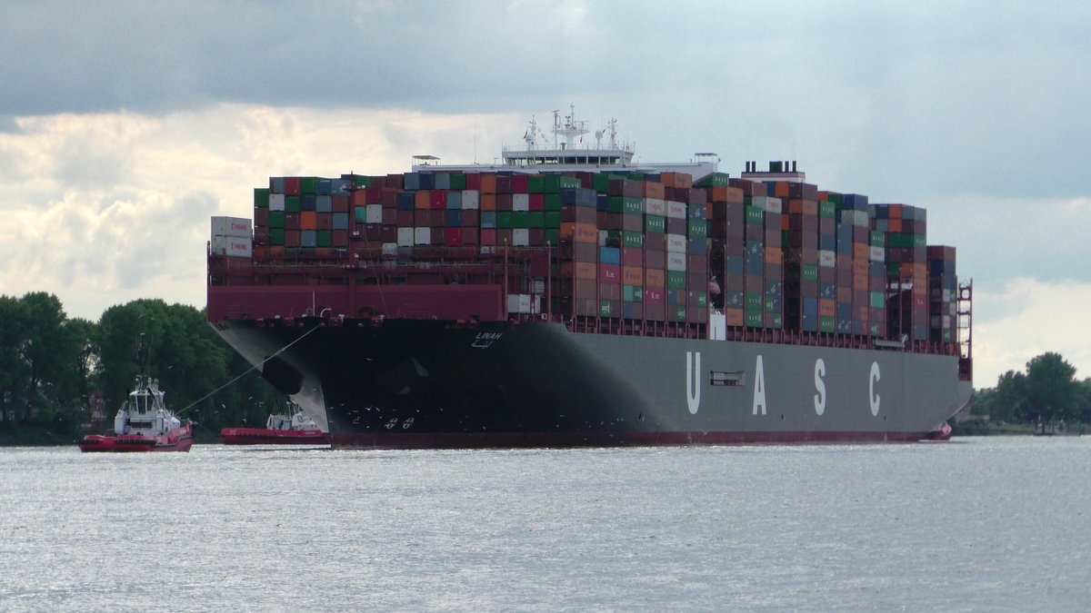 Die Linah der UASC wird von 3 niederländischen Schleppern der Reederei Kotug in den Hamburger Hafen gezogen.
(Bild: Juli 2017)