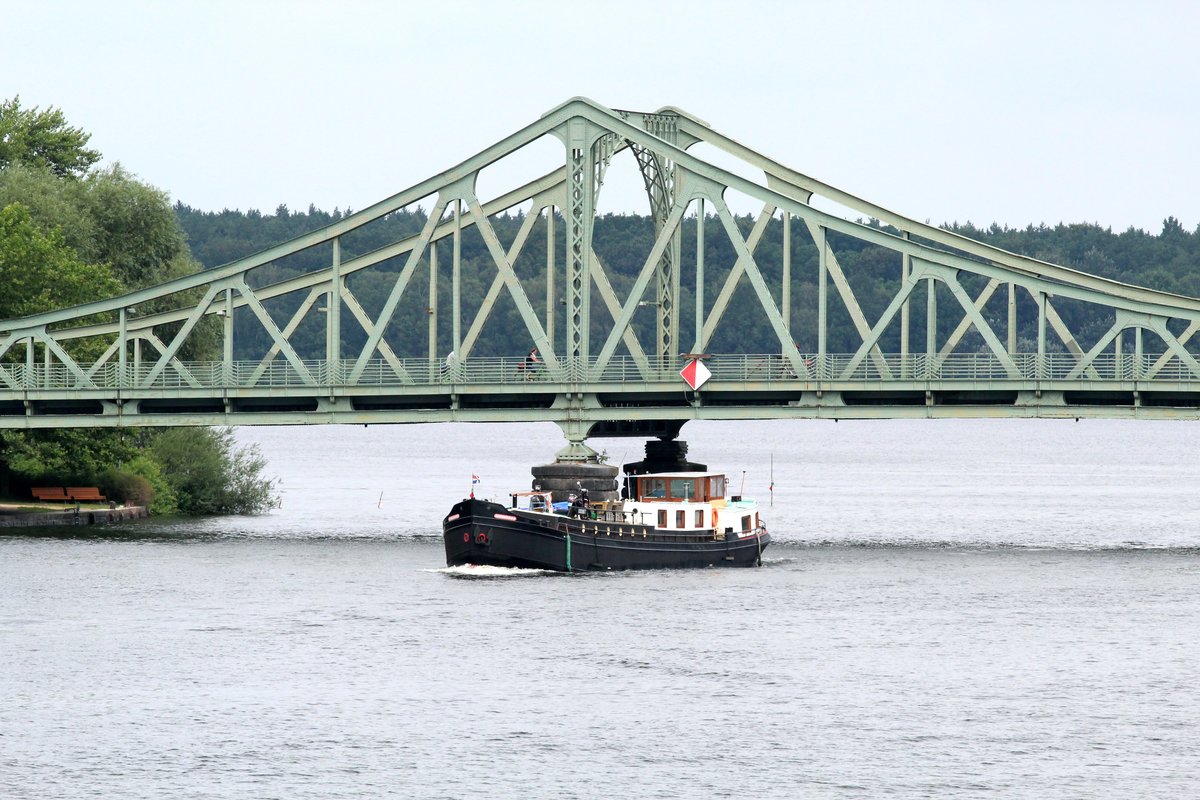 Die Linquenda (03030877) am 27.07.2017 nach dem Unterqueren der Glienicker Brücke in der Glienicker Lake / Havel zu Tal.