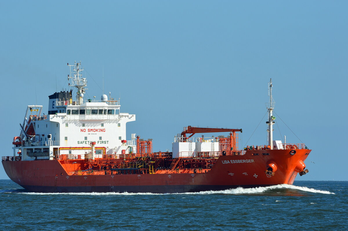 Die LISA ESSBERGER ,�l und Chemikalientanker, IMO-Nummer:9295438 Flagge:Portugal L�nge:115.0m Breite:19.0 m Baujahr:2005 Bauwerft:INP Heavy Industries,Ulsan S�dkorea vor Cuxhaven am 25.06.28