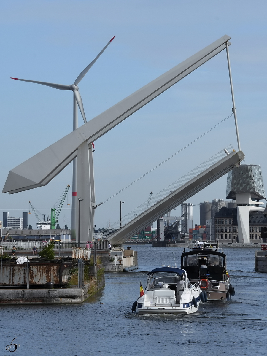 Die  Londenbrug  in Antwerpen öffnet sich Ende Juli 2018 für einige Yachten.