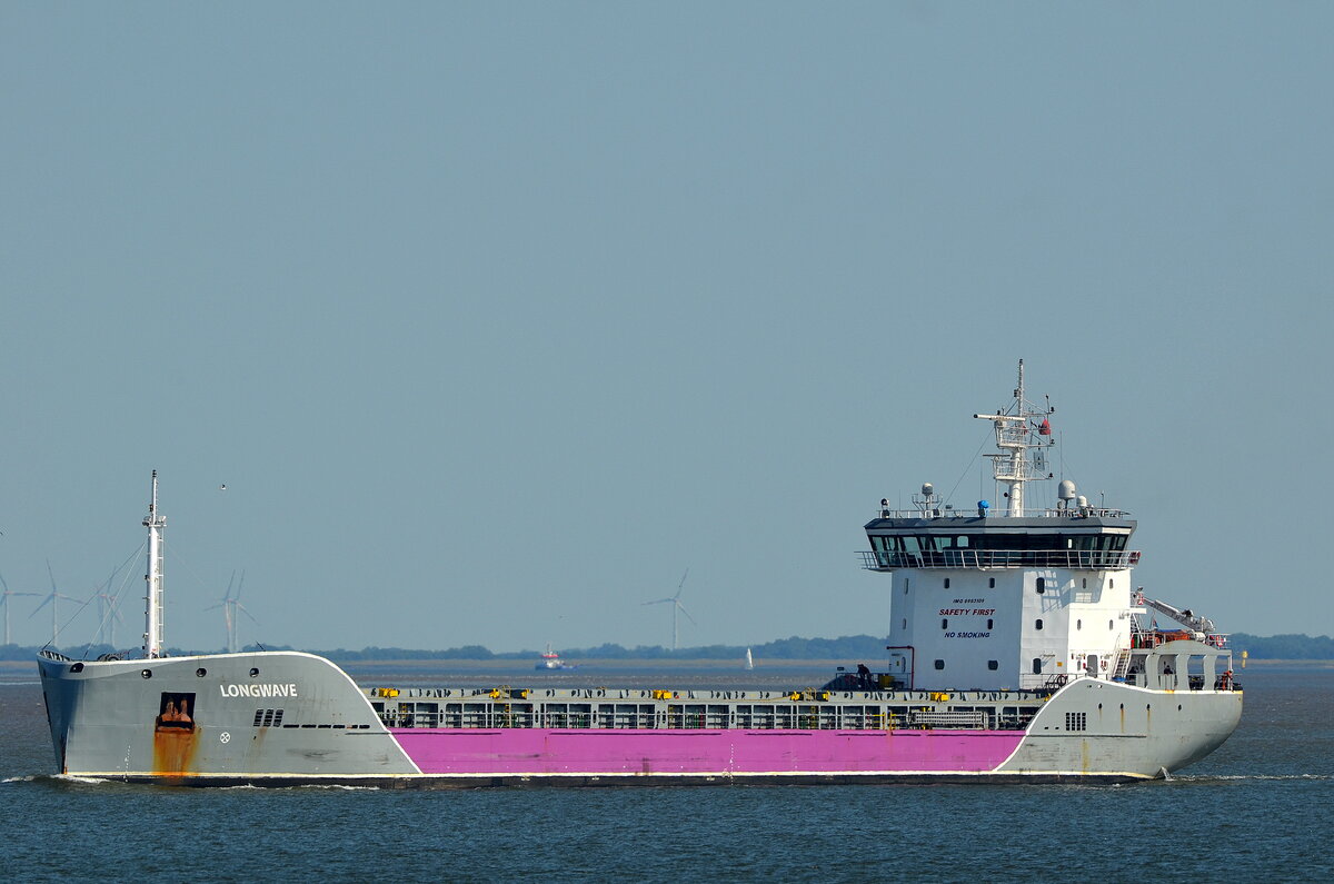 Die LONGWAVE IMO-Nummer:9693109 Flagge:Niederlande Länge:130.0m Breite:17.0m Baujahr:2015
Bauwerft:Akdeniz Shipyard,Adana Türkei vor der Alten Liebe Cuxhaven am 23.08.22