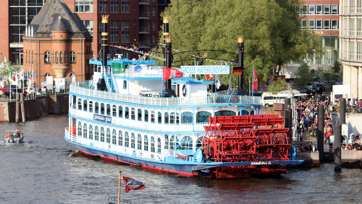 Die Louisiana Star am 12.05.2013 auf der Elbe vor Hamburg.