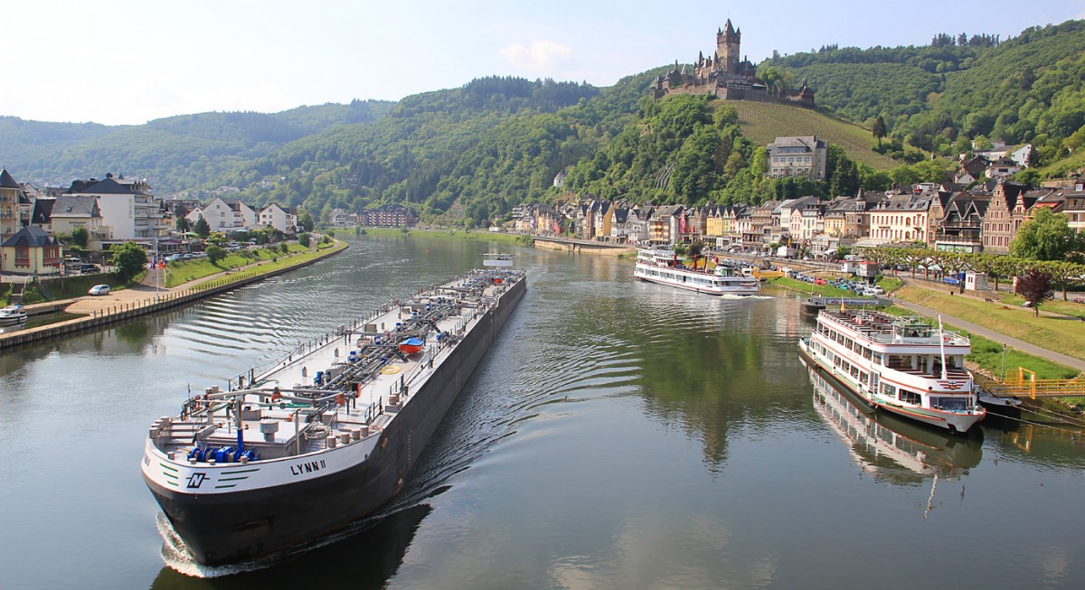 Die LYNN II passiert Cochem an der Mosel am 22.5.2015