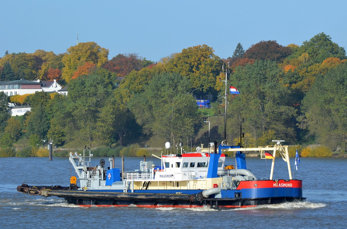 Die Maasmond IMO-Nummer:8862129 Flagge:Niederlande Länge:40.0m Breite:9.0m Baujahr:1931 Bauwerft:Stettiner Oderwerke,Stettin Polen passiert den Rüschpark Hamburg Finkenwerder am 23.10.15