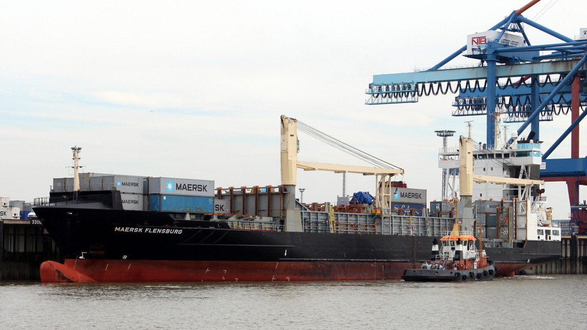 Die Maersk Flensburg am 15.08.2013 mit dem Schlepper Mars an der Stromkaje von Bremerhaven.