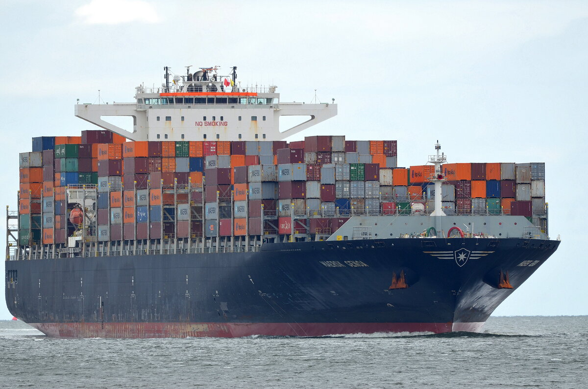 Die MAERSK GENOA IMO-Nummer:9739680 Flagge:Hong Kong Länge:337.0m Breite:48.0m Baujahr:2016 vor der Alten Liebe Cuxhaven am 10.07.25
