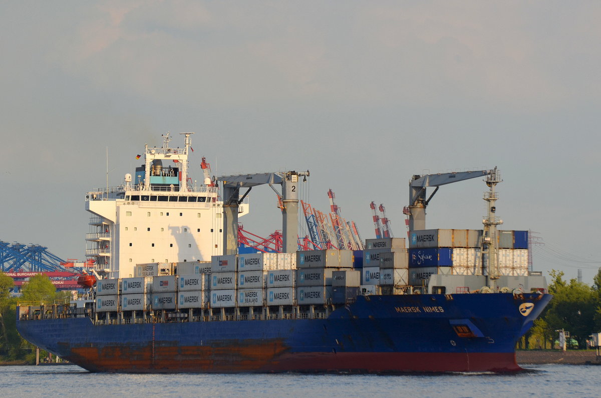 Die Maersk Nimes IMO-Nummer:9434931 Flagge:Hong Kong Länge:210.0m Breite:30.0m Baujahr:2009 Bauwerft:Hyundai Heavy Industries,Ulsan Südkorea auslaufend aus Hamburg vor Teufelsbrück am 14.05.17