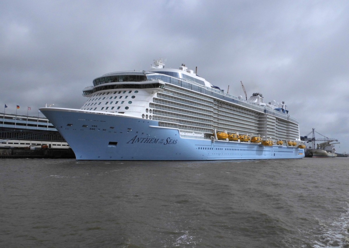 Die im März 2015 in Papenburg ausgedockte Anthem of the Seas (348 m lang) am 8.4.15 zur Endausrüstung an der Columbuskaje in Bremerhaven