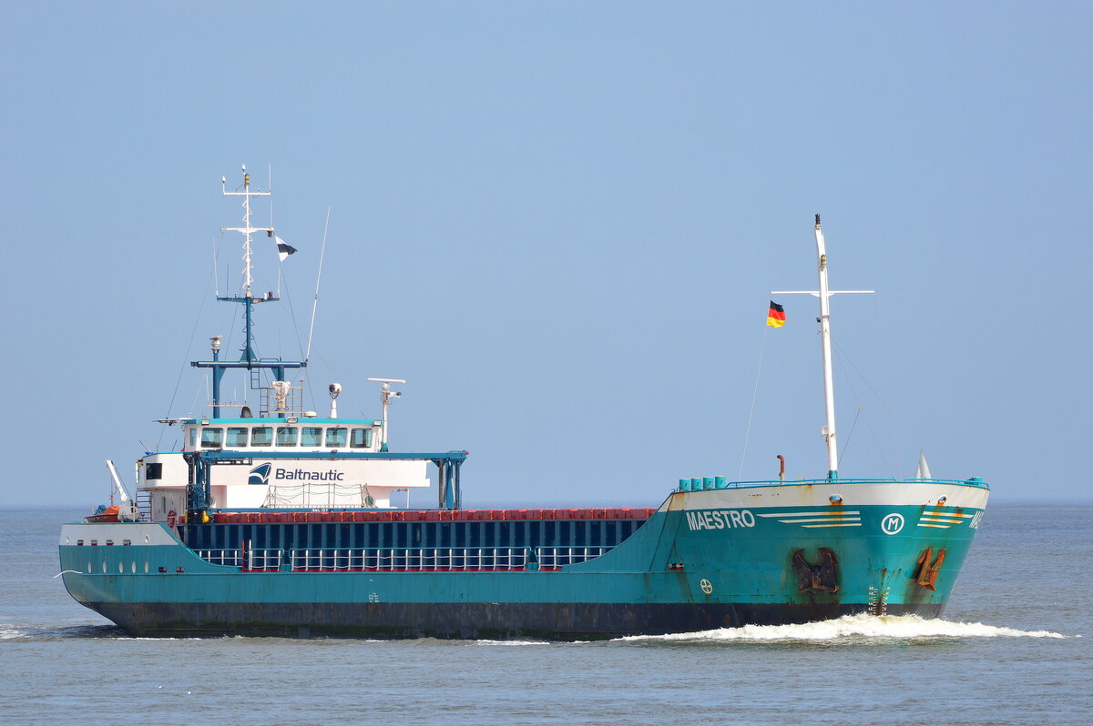 Die MAESTRO ex. MARE IMO-Nummer:9214006 Flagge: Antigua und Barbuda ex. Niederlande L�nge:88.0m Breite:12.0m Baujahr:2004 Bauwerft:Ceskoslovenska Plavba Labska,Decin Tschechien vor der Alten Liebe Cuxhaven am 18.06.26