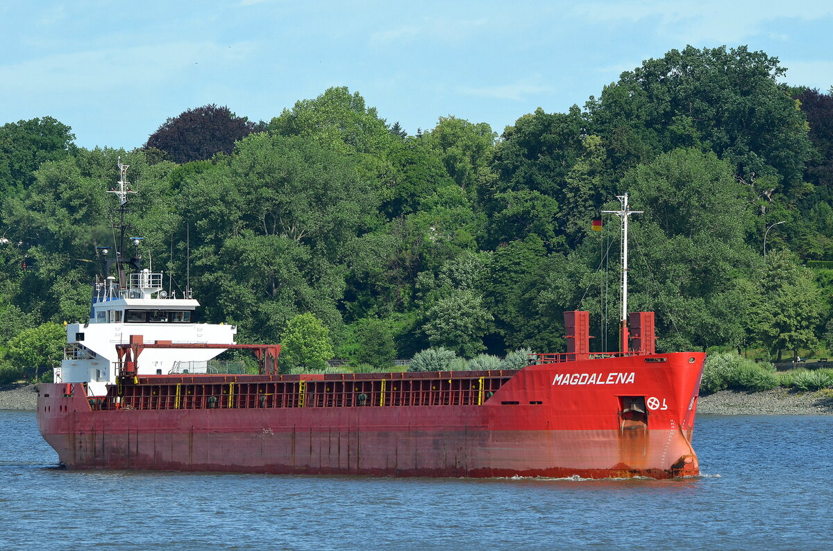 Die MAGDALENA IMO-Nummer:8822600 Flagge:Antigua und Barbuda Länge:88.0m Breite:13.0m Baujahr:1990 Bauwerft:Ferus Smit Scheepswerf,Hoogezand Niederlande nach Hamburg einlaufend vom Rüschpark Finkenwerder aufgenommen am 06.07.21