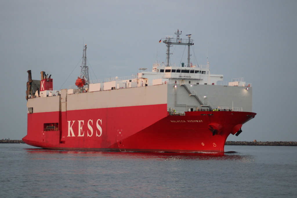 Die Malacca Highway auf ihrem Seeweg von Zeebrügge nach Emden via Rostock beim Einlaufen in Warnemünde.14.10.2022