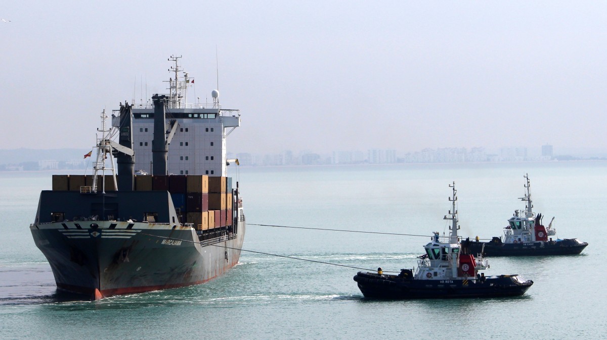 Die Marcajama mit den Schleppern V.B. Cadiz und V.B. Rota am 15.04.2014 im Hafen von Cadiz. Die Marcajama ist 159,1m lang und 24m breit.