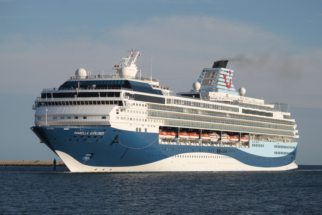 Die Marella Explorer der Reederei Marella Cruises auf ihrem Seeweg von Stockholm nach Kopenhagen beim Einlaufen in Warnemünde.30.05.2019