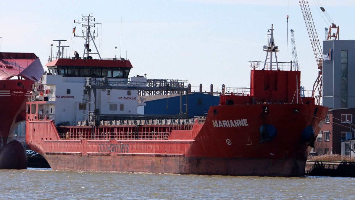 Die Marianne am 20.03.2014 im Hafen von Bremerhaven. Sie ist 90m lang und 15m breit.