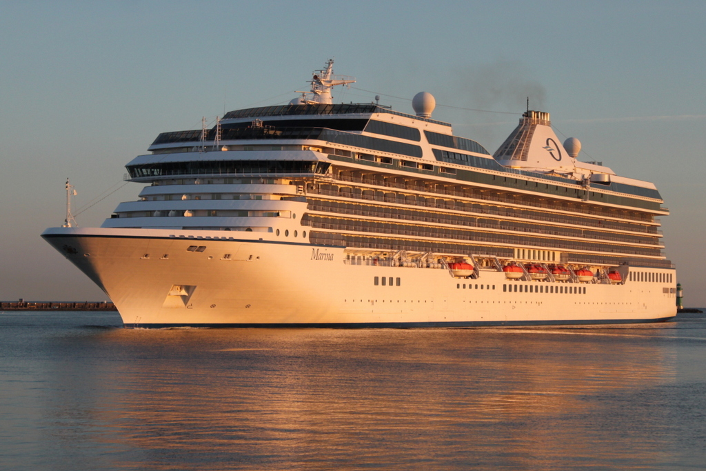 Die Marina der Reederei Oceania Cruises auf ihrem Seeweg von Gdynia nach Kopenhagen beim Einlaufen um 05:09 Uhr in Warnemünde für sie ging es weiter bis zum Rostocker Überseehafen.23.06.2019