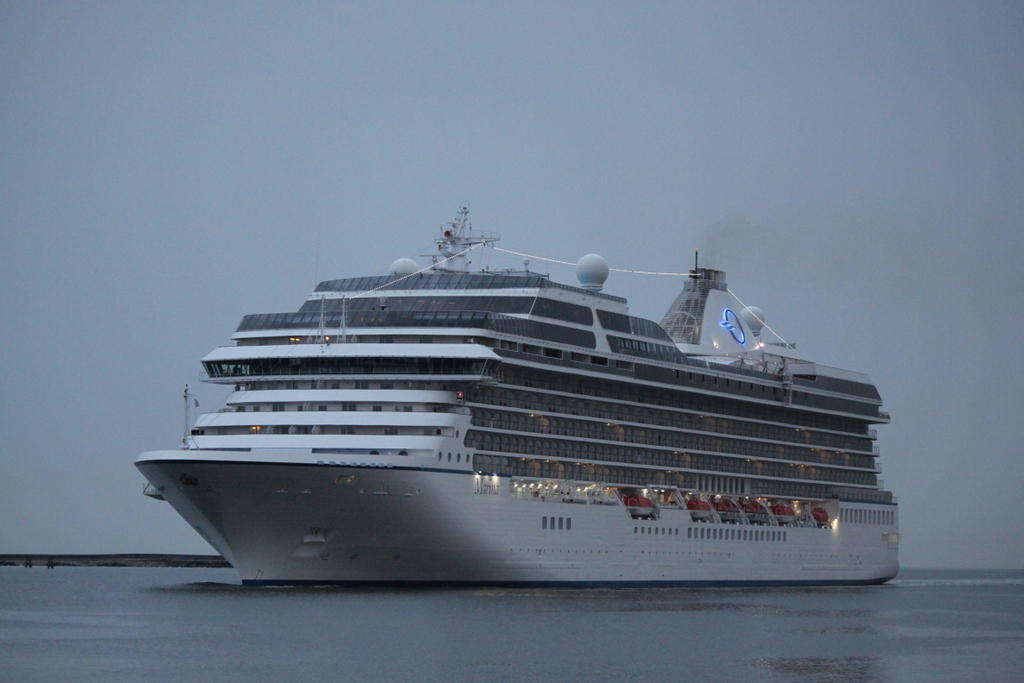 Die Marina der Reederei Oceania Cruises auf ihrem Seeweg von Gdynia nach Kopenhagen beim Einlaufen um 05:12 Uhr in Warnemünde für sie ging es weiter bis zum Rostocker Überseehafen.12.07.2019