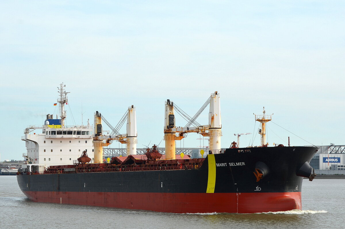 Die MARIT SELMER IMO-Nummer:9609706 Flagge:Liberia Länge:187.0m Breite:29.0m Baujahr:2013 Bauwerft:Hyundai Mipo Dockyard,Ulsan Südkorea auslaufend aus Hamburg vor Blankenese am 25.09.23