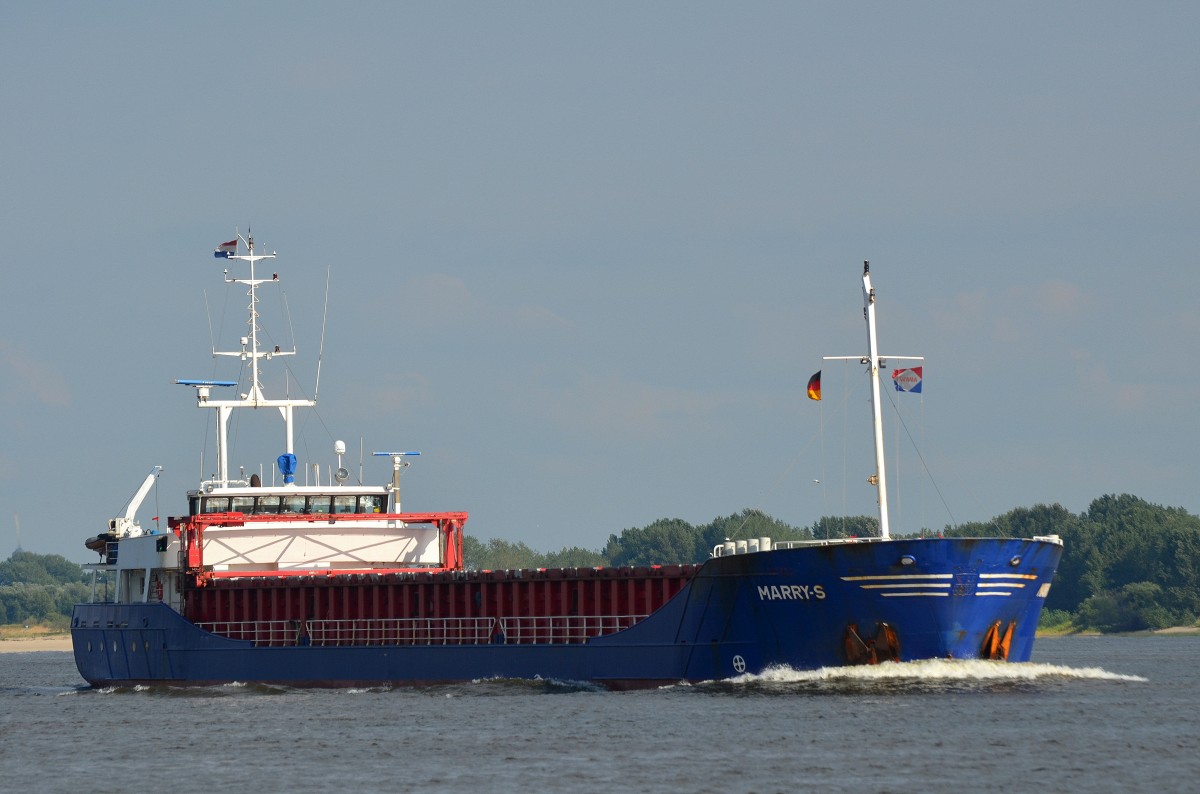 Die Marry-S IMO-Nummer:9148178 Flagge:Niederlande Lnge:89.0m Breite:12.0m Baujahr:1997 Bauwerft:Scheepswerf Peters,Kampen Niederlande auf der Elbe bei Schulau Wedel am 11.08.13