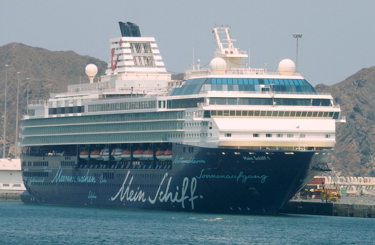 Die Mein Schiff 1 am 04.04.2017 im Hafen von Mascat/Oman