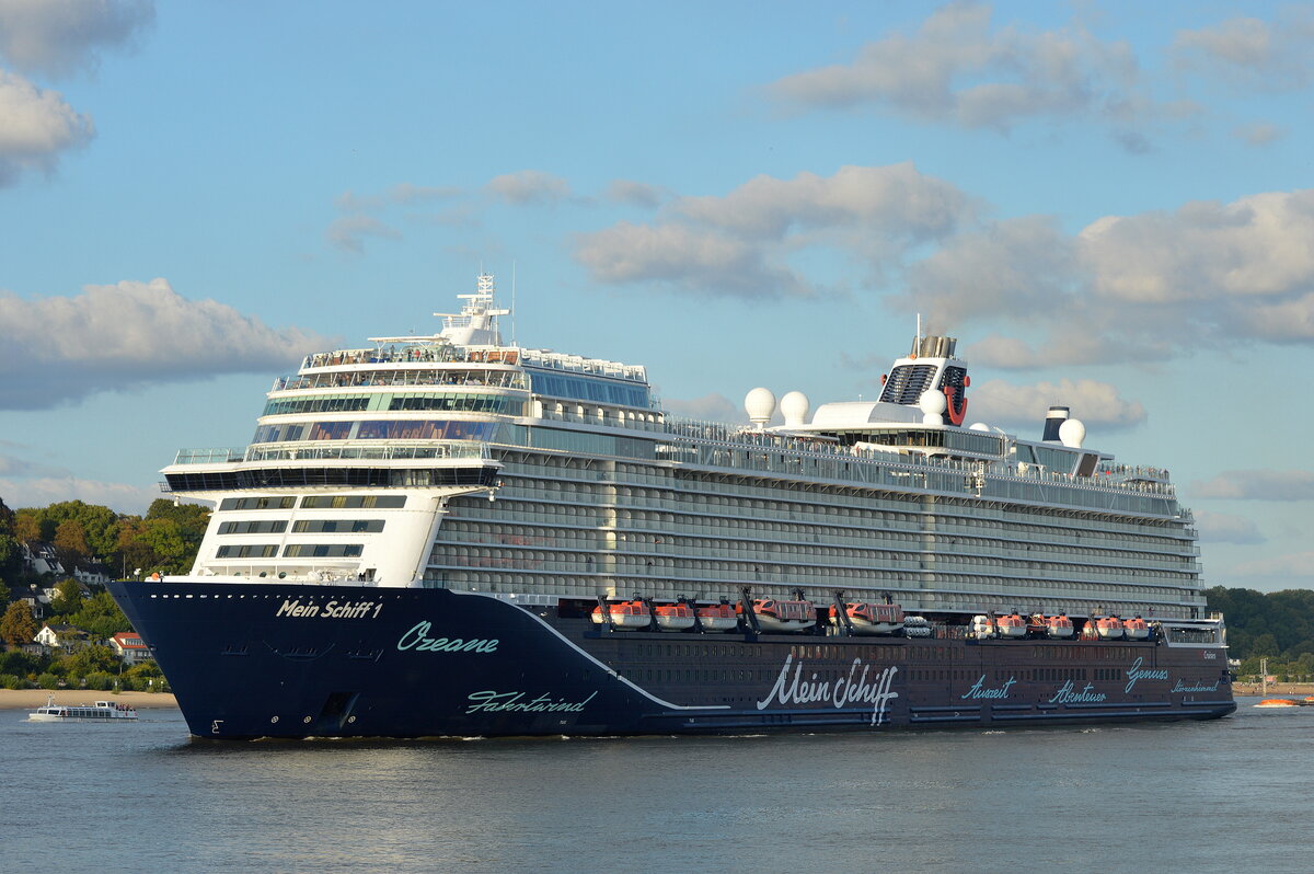 Die MEIN SCHIFF 1 ,Kreuzfahrtschiff, IMO-Nummer:9783564 Flagge:Malta L�nge:316.0m Breite:40.0m Baujahr:2018 Bauwerft:Meyer Turku,Turku Finnland auslaufend aus Hamburg am 24.08.26 vom Bubendey-Ufer aufgenommen.