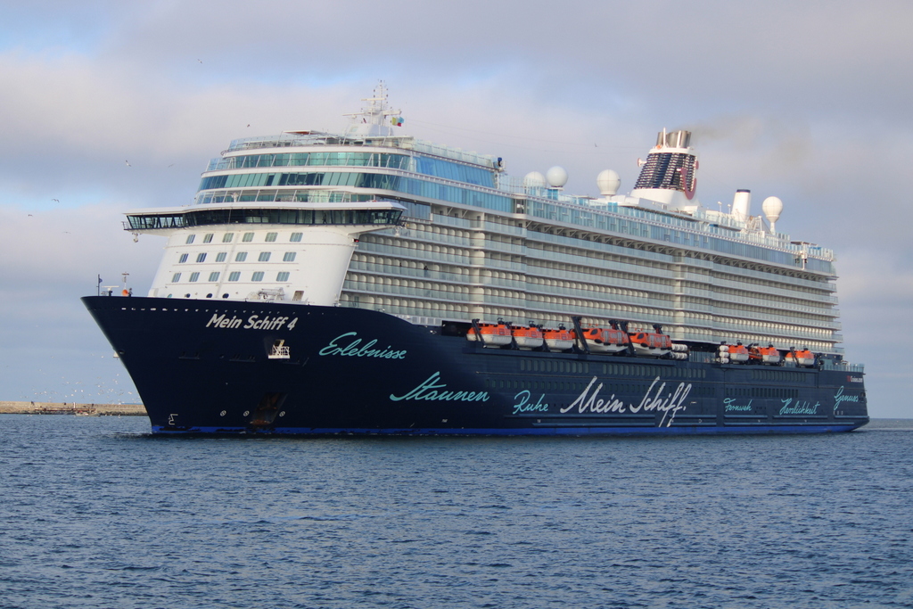 Die MEIN SCHIFF 4 auf ihrem Seeweg von Kiel nach Rostock-Überseehafen beim Einlaufen in Warnemünde.07.11.2020