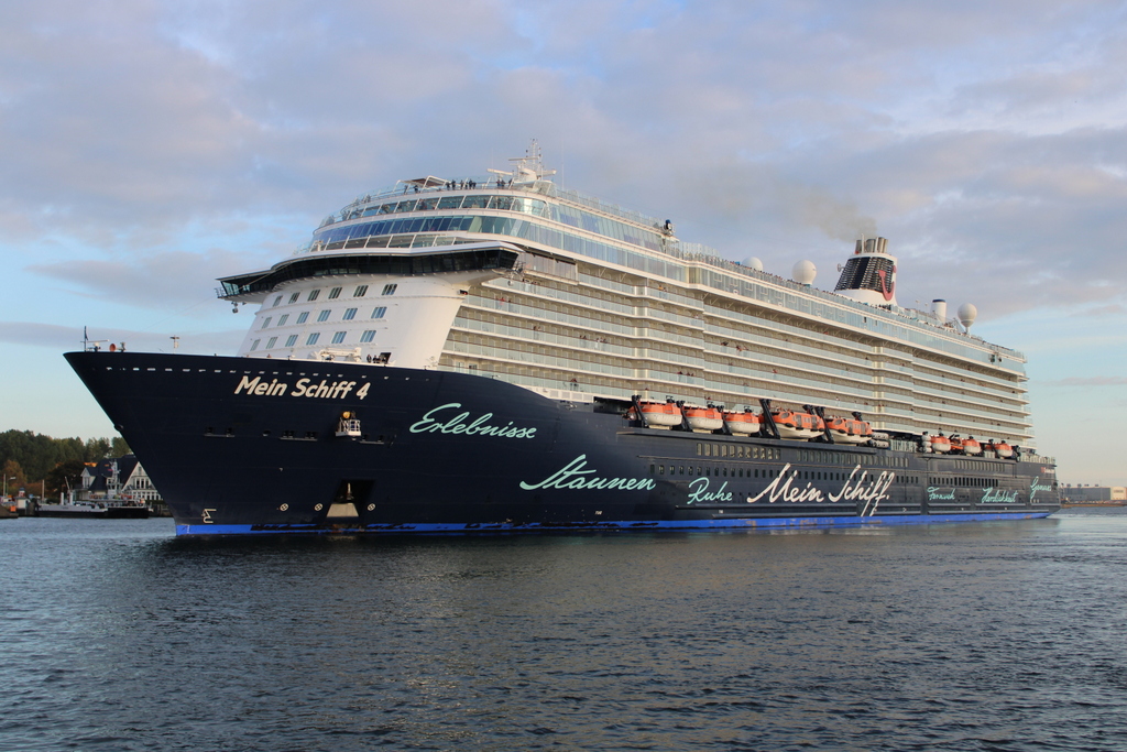 Die Mein Schiff 4 auf dem Seeweg von Warnemünde via Bremehaven nach Las Palmas (Gran Canaria) beim Auslaufen am 15.10.2022 in Warnemünde