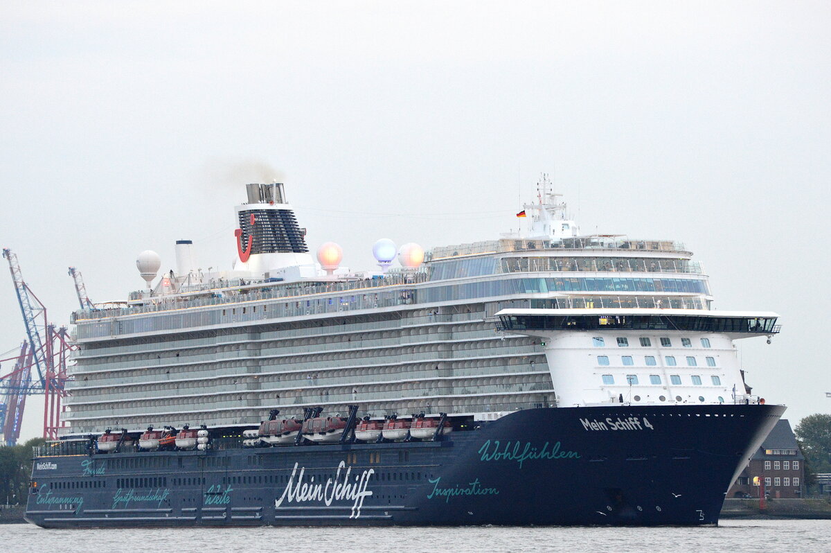 Die MEIN SCHIFF 4 IMO-Nummer:9678408 Flagge:Malta Länge:294.0m Breite:39.0m Baujahr:2015 Bauwerft:Meyer Turku,Turku Finnland auslaufend aus Hamburg vom Fähranleger Teufelsbrück aufgenommen am 20.09.25